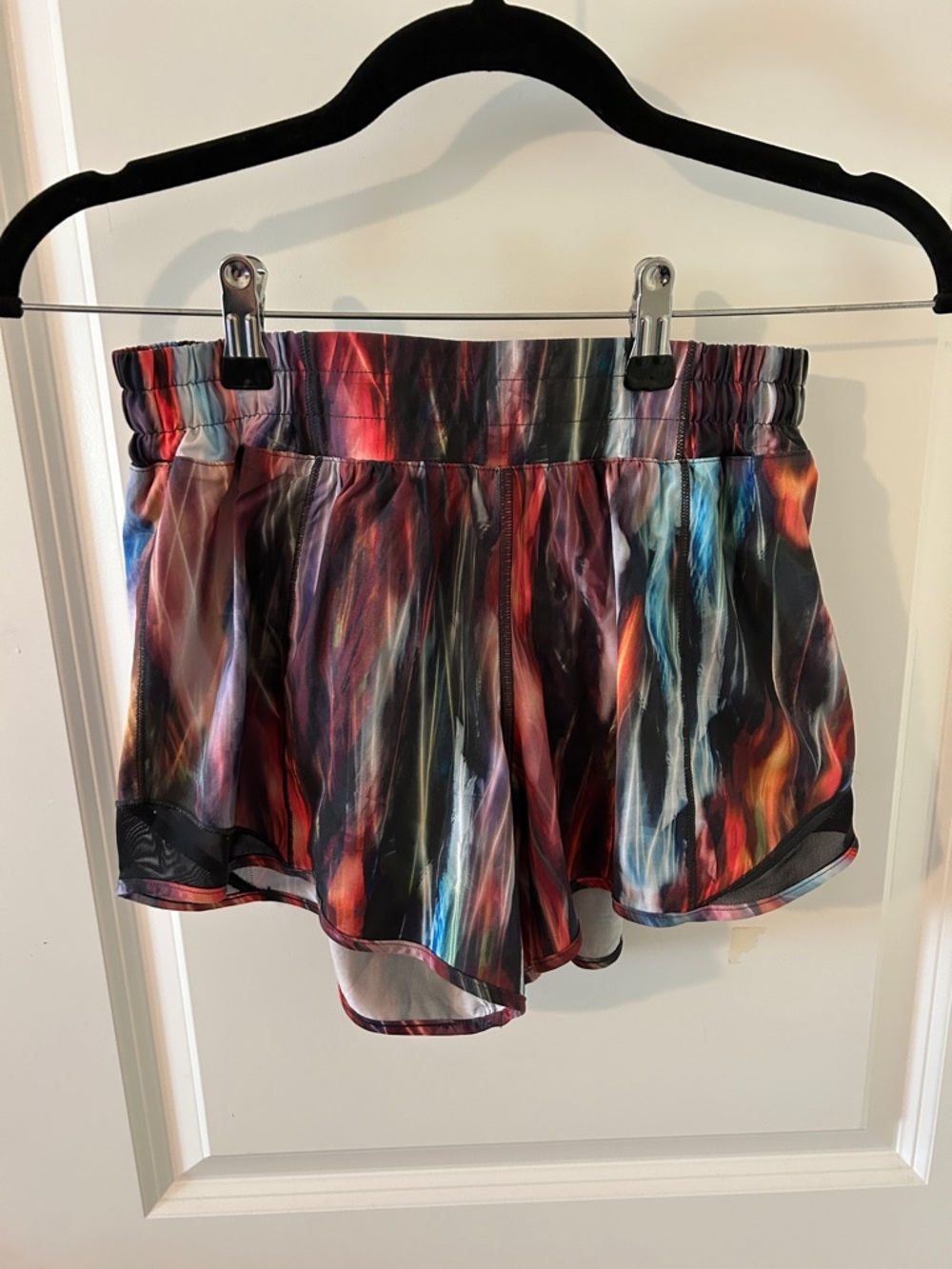 Lululemon Hotty Hot Short II *Long 4" Chroma Fusion Multi / Black